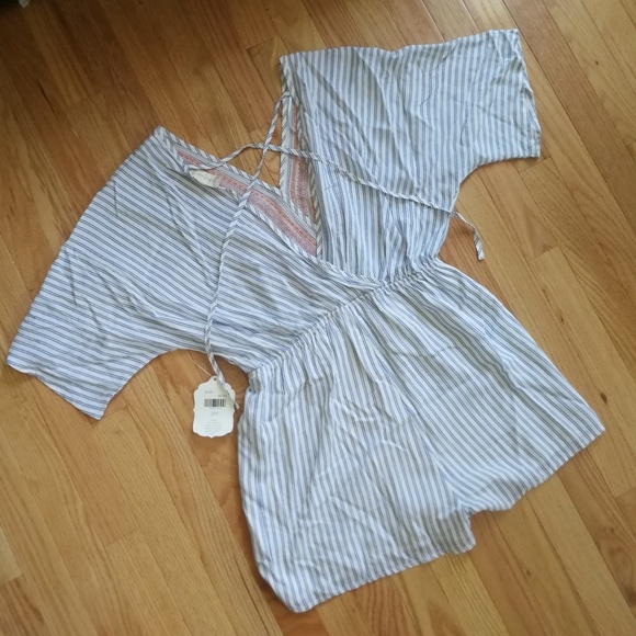 NEW Short Sleeved Backless V-Neck Summer Romper - Picture 2 of 6